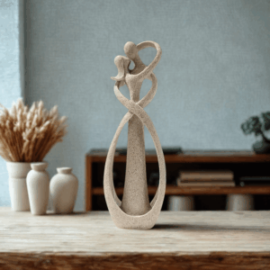 Scultura astratta di bacio su bianco