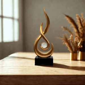 Scultura geometrica di lusso - fiamma dorata