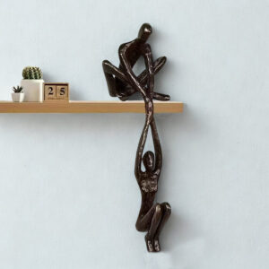 Scultura astratta di coppia uomo e donna