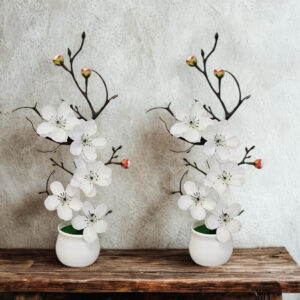 Decorazione realistica con fiori di pruno